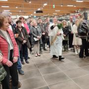Rund 140 Gäste waren zum Pre-Opening gekommen. Diakon Ludwig Drexel weihte den Supermarkt ein.
