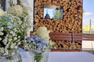 Hübsch mit frischen Blumen dekoriert sind die Tische in den Lokalen von "Die Tafeldecker".