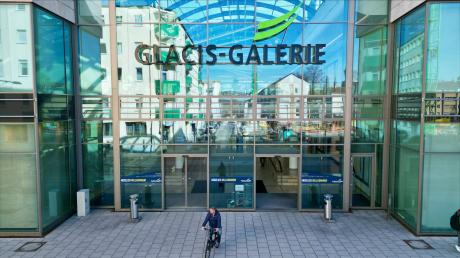 Zuletzt gab ECE die Zahl der täglichen Besucherinnen und Besucher der Glacis-Galerie in Neu-Ulm mit 12.305 an. Mit einer 2,5-Millionen-Euro-Investition sollen es mehr werden. Was mit der "Grünen Brücke" an Wochenenden passiert, steht in den Sternen. 
