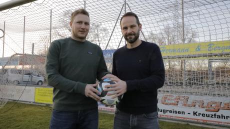 Führungswechsel bei den Fußballern des VfL Ecknach. Der Sportliche Leiter Jochen Selig (rechts) übergab an seinen Nachfolger Benedikt Huber.