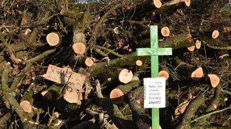 "Schande dem, der das entschieden hat", steht auf einer Holztafel neben dem alten Pumpenhaus in Osterberg in Richtung Babenhausen.