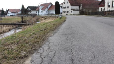 Die Greimeltshofer Straße in Kirchhaslach wird in diesem Jahr saniert. Links im Bild: der Mühlbach.