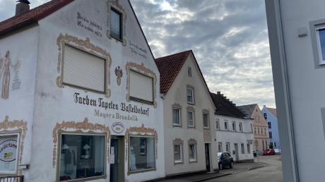 Das Haus mit den vielen Malereien in der Wertinger Pfarrgasse soll umgebaut und saniert werden.