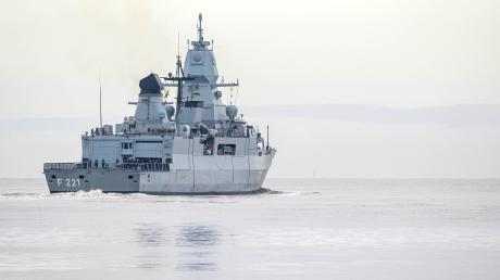 Die Fregatte "Hessen" sticht von Wilhelmshaven aus in See, um sich im Roten Meer am Schutz von Handelsschiffen gegen Angriffe der vom Iran unterstützten Huthi-Miliz zu beteiligen. Die Bundesregierung hat nun die deutsche Beteiligung an dem EU-Militäreinsatz beschlossen. 