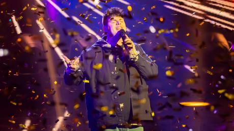 Isaak, Gewinner des deutschen ESC-Vorentscheids, tritt beim Eurovision Song Contest - Das deutsche Finale 2024 auf.