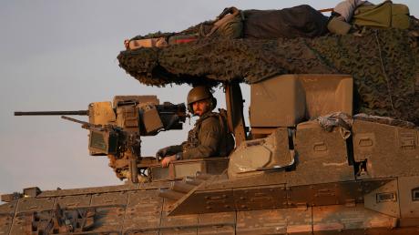 Ein israelischer Soldat sitzt in einem gepanzerten Fahrzeug im Süden Israels in der Nähe der Grenze zum Gazastreifen. 