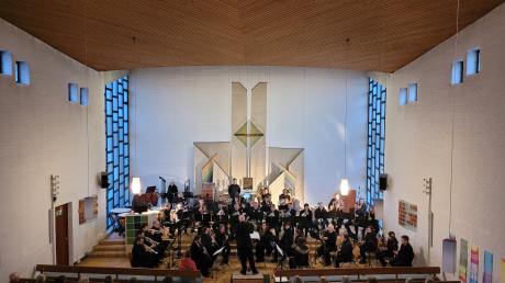 Vor voll besetzten Bänken spielte das Sinfonische Blasorchester des Musikvereins Bobingen sein Konzert in der Evangelischen Dreifaltigkeitskirche.