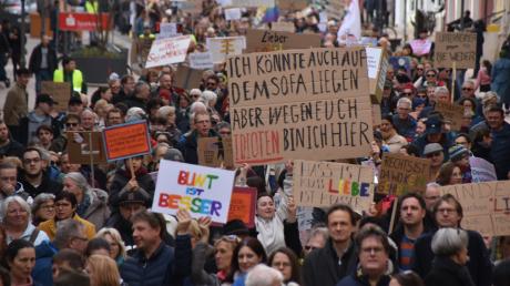 Von unten bis oben mit Menschen gefüllt war die Donauwörther Reichsstraße bei der Demo für Demokratie und gegen Rechtsextremismus. 