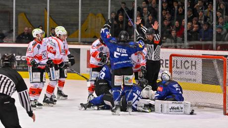 Der HC Landsberg (dunkle Trikots) gewinnt das zweite Play-off-Spiel gegen Peißenberg. 