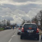 Bei einem Unfall auf der B2 in Friedberg wurde mindestens eine Person verletzt.