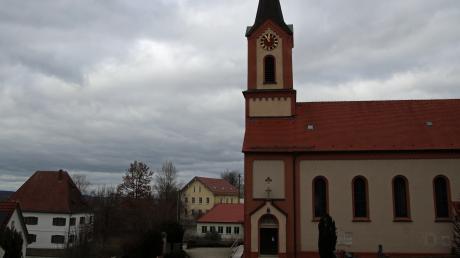 Die Jedesheimer Pfarrkirche (rechts) ist geschlossen. Gottesdienste finden sonntags in der Aula der Grundschule am Sonnenhang (Mitte)  und werktags im Pfarrhof (links) statt.