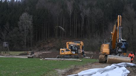 Beim Bau des Rückhaltebeckens am Ortsrand von Diedorf sind eine Menge Kampfmittel aus dem Zweiten Weltkrieg gefunden worden. Teilweise ist die betroffene Fläche wieder befahrbar. Doch bislang sind nicht alle Granaten entfernt.