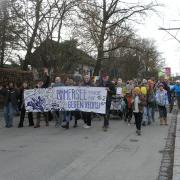 Rund 1800 Personen zogen am Sonntagnachmittag durch Schondorf, um sich für die Demokratie und gegen Rechtsextremismus einzusetzen.