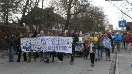 Rund 1800 Personen zogen am Sonntagnachmittag durch Schondorf, um sich für die Demokratie und gegen Rechtsextremismus einzusetzen.