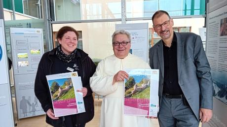 Dörte Fischer, Pater Roman Löschinger und Bürgermeister Mathias Stölzle bei der Eröffnung der Ausstellung zum Thema Energiewende in Roggenburg.