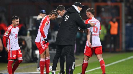 Erreicht Bayern-Trainer Thomas Tuchel (mit Kappe) noch seine Mannschaft? Derzeit wirkt es nicht so. 