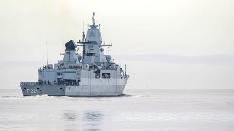 Die Fregatte "Hessen" sticht von Wilhelmshaven aus in See, um sich im Roten Meer am Schutz von Handelsschiffen gegen Angriffe der vom Iran unterstützten Huthi-Miliz zu beteiligen. 