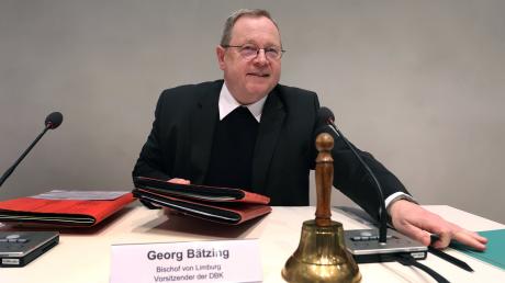 Kann Georg Bätzing, Bischof von Limburg und Vorsitzender der Deutschen Bischofskonferenz, seine Mitbrüder beisammenhalten? Auch unter ihnen ist umstritten, welchen Kurs die Kirche einschlagen sollte.