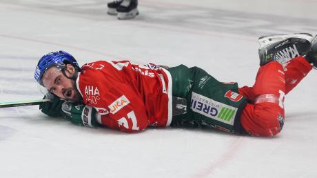 Ein Bild mit Symbolwert: AEV-Stürmer Jerje Karjalainen liegt am Boden.