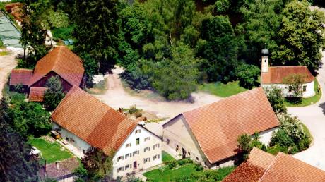 Auch schon wieder historisch ist diese Luftaufnahme von 1998, die den Hansschneiderhof und die Kapelle von Steinebach zeigt.