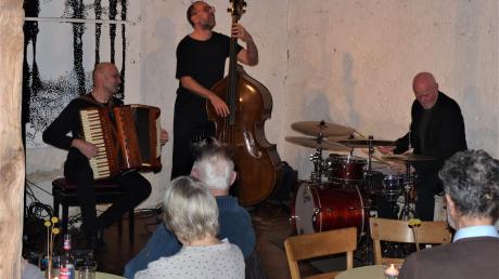 Martin Wagner (Akkordeon), Norbert Domling (Kontrabass) und Andreas Neubauer (Schlagzeug) gaben als "Tango Transit" ihr Konzert in Reimlingen.