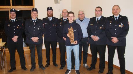 Paul Zierer (Mitte) wurde für seine 50 Einsatzstunden 2023 mit der Wandertrophäe, einem geschnitzten Florian, bei der Jahresversammlung der Feuerwehr Leeder ausgezeichnet. 