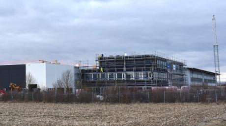 Die Bauarbeiten für das neue Büro- und Produktionsgebäude der TTS-Gruppe in Illertissen sind weit vorangeschritten.
