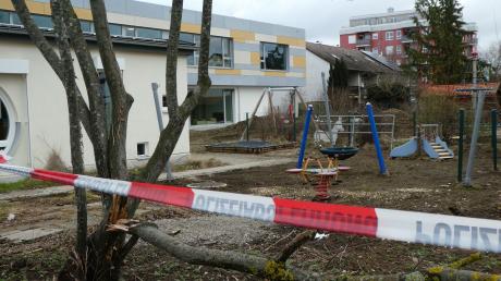 Der Neubau des Heilig-Kreuz-Kindergartens in Burgau kann noch nicht genutzt werden. Das Landratsamt Günzburg hat keine Betriebsgenehmigung für den Neubau erteilt.