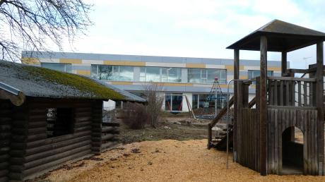 Der Neubau der Heilig-Kreuz-Kindertagesstätte in Burgau kann noch nicht genutzt werden. Ab Montag wird wieder in Unterknöringen betreut.