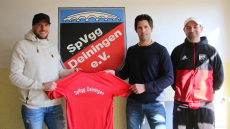 Andreas Kaiser (links) und Thomas Ranftl (Mitte) bilden auch in der Saison 2024/25 das Trainerteam der ersten Mannschaft der SpVgg Deiningen. Rechts der sportliche Leiter Tobias Kempter.