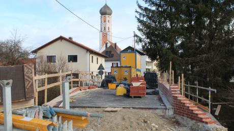 Die Reichsbrücke in Kammlach wird seit vergangenem Jahr saniert. Einige Gemeinderäte stören sich daran, dass die Brüstung mit neuen Ziegelsteinen aufgemauert wurde.