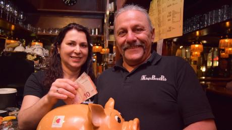 Rita und Matthias Stutzmüller fütterten symbolisch das Spendenschweinchen der Kartei der Not. Die Aktion des Kings Road Pub brachte 1450 Euro für unser Leserhilfswerk.
