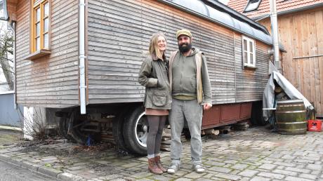 Julia Geyer und Dominik Schuster leben im Kühbacher Ortsteil Großhausen in einem Tiny House – auf 18 Quadratmetern. 