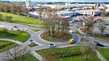 Das Staatliche Bauamt Krumbach möchte den Kreisverkehr beim V-Markt in Weißenhorn durch eine Ampelkreuzung ersetzen. Eine andere Lösung schließt die Behörde aber nicht aus.   