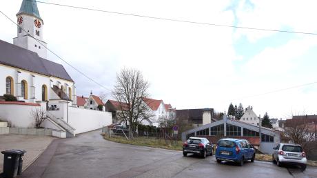 Die Gemeinde möchte mit der Umgestaltung der Fläche westlich der Gemeindehalle (im Bild) und des Kirchvorplatzes in Verbindung mit der St.-Ulrich-Straße aus der Dorfentwicklung entwickelte Projekte als Gesamtmaßnahme im Rahmen einer ELER-Förderung realisieren. 