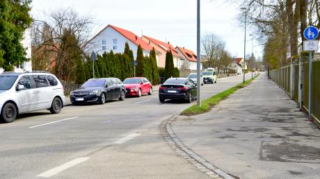 In der Bobinger Max-Fischer-Straße soll eine endgültige Regelung für Parker und Radfahrer eingeführt werden.