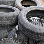 Rund 800 alte Reifen sind im Kettershauser Gemeindegebiet abgeladen worden. Von wem, ist bislang unklar. Die Polizei ermittelt.