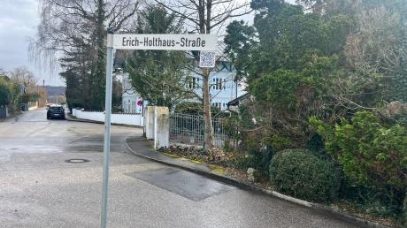 Einige Straßen in Herrsching tragen die Namen von Personen, die mit der Nazi-Vergangenheit in Verbindung gebracht werden. Die Erich-Holthaus-Straße erinnert an einen SA-Obersturmbannführer.
