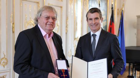 Bayerns Europaminister Eric Beißwenger (rechts) hat dem Bäumenheimer Unternehmer Johann Streitberger am Mittwoch den Verdienstorden der Bundesrepublik Deutschland verliehen.