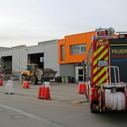 Die Feuerwehren Vöhringen, Illerberg-Thal und Illerzell wurden am Mittwochnachmittag wegen eines Brandes auf einem Firmengelände in Vöhringen alarmiert. 
