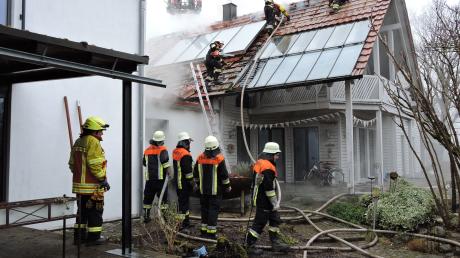 Im Burgheimer Ortsteil Wengen ist Donnerstagfrüh gegen 8 Uhr ein Feuer in einem Einfamilienhaus ausgebrochen. 