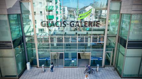 Die Passage durch die Glacis-Galerie soll künftig auch sonntags wieder geöffnet sein. Das fordert der Neu-Ulmer Stadtrat. 
