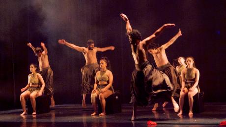 Unter der Choreografie von Ashley Lobo trat das Navdhara India Dance Theatre im Stadttheater Landsberg auf.