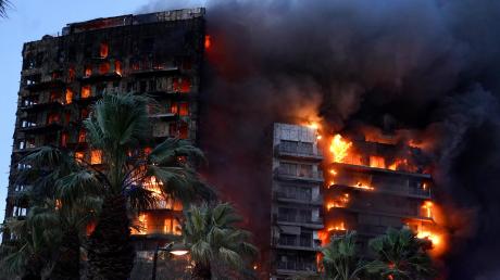 Flammen zerstören ein Hochhaus in Valencia.