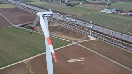 Bei einer Windkraftanlage in der Nähe von Dornstadt-Temmenhausen an der A8 ist ein Rotorblatt abgebrochen. Die Reste des 40 Meter langen und 15 Tonnen schweren Flügels liegen auf einem Acker.