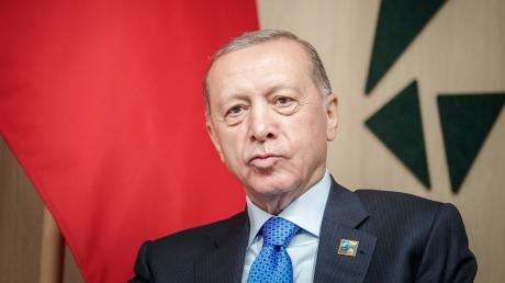 Der umstrittene Präsident der Türkei, Recep Tayyip Erdogan, wird 70 Jahre alt. Viele Türken verehren den Autokraten, andere sehen die negativen Folgen seiner Politik.  