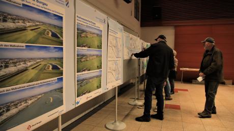 Im Foyer der Kapuziner-Halle hat das Wasserwirtschaftsamt zur Veranschaulichung Illustrationen zu den Hochwasserschutzmaßnahmen ausgehängt.