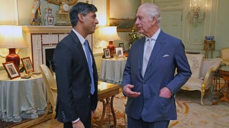 Der britische König Charles III. (r) mit Rishi Sunak, Premierminister von Großbritannien, während der ersten persönlichen Audienz seit der Krebs-Diagnose des Königs.