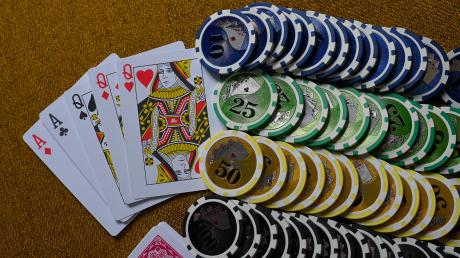 Kein gutes Blatt: Die Polizei hat eine zwölfköpfige Pokerrunde gestoppt.