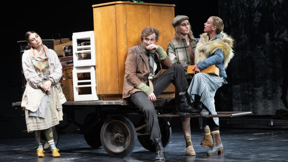 Die Courage (Ute Fiedler, rechts) und ihre Kinder leben vom Krieg. Das Staatstheater Augsburg hat Brechts "Mutter Courage und ihre Kinder" für das Brechtfestival 2024 inszeniert.